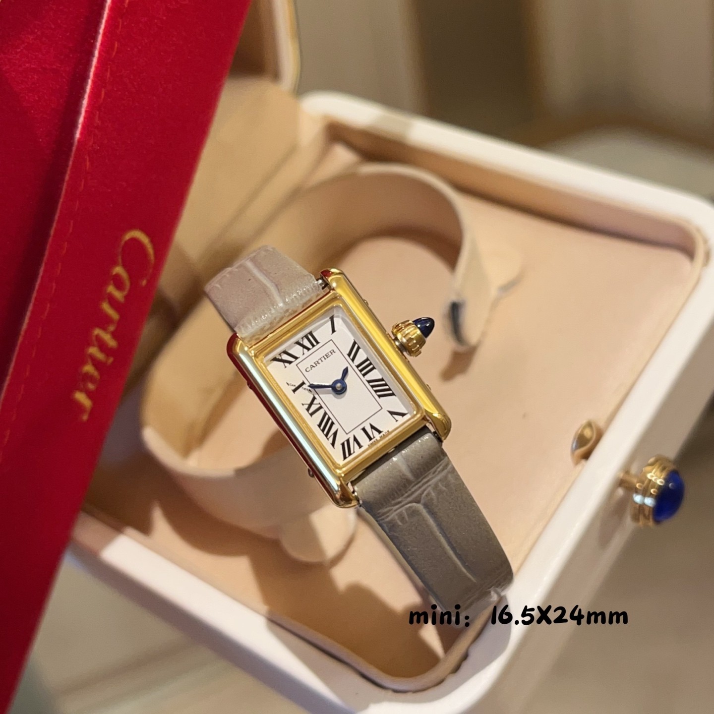Cartier 까르띠에.제품 가격은 협의 가능합니다. 구매를 원하시면 WhatsApp +44 7985 939995로 문의해 주세요.