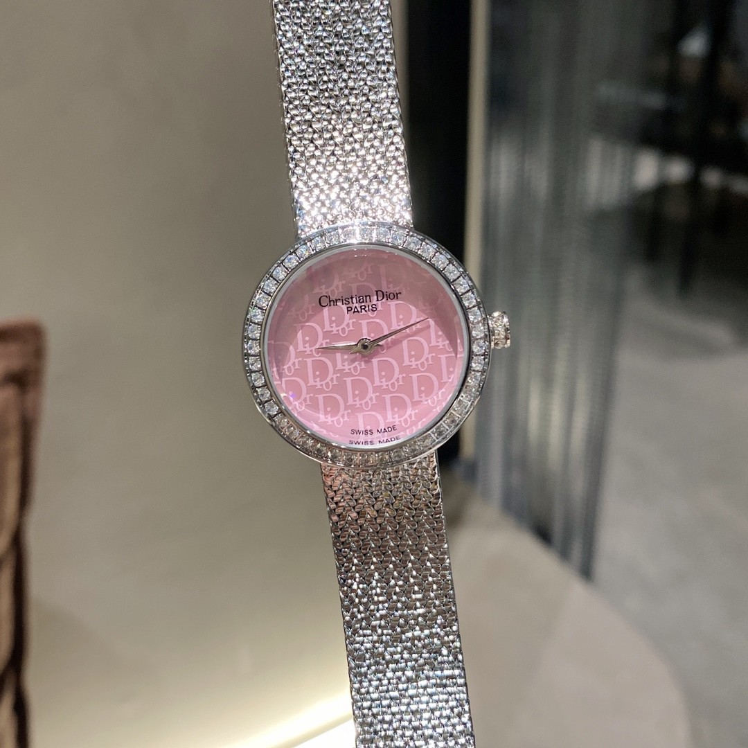 Dior 디올.제품 가격은 협의 가능합니다. 구매를 원하시면 WhatsApp +44 7985 939995로 문의해 주세요.