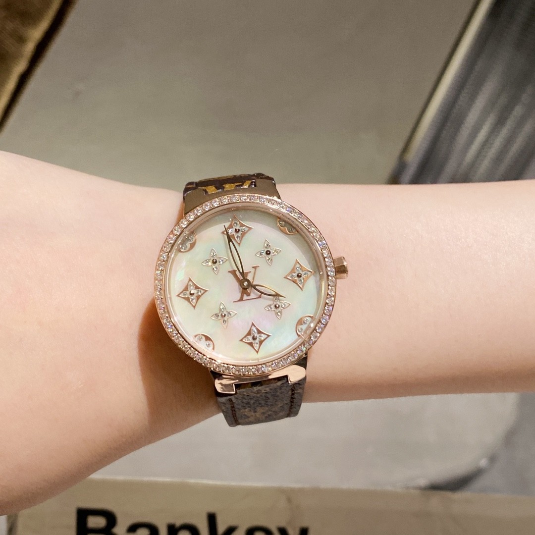 Louis Vuitton 루이비통.제품 가격은 협의 가능합니다. 구매를 원하시면 WhatsApp +44 7985 939995로 문의해 주세요.