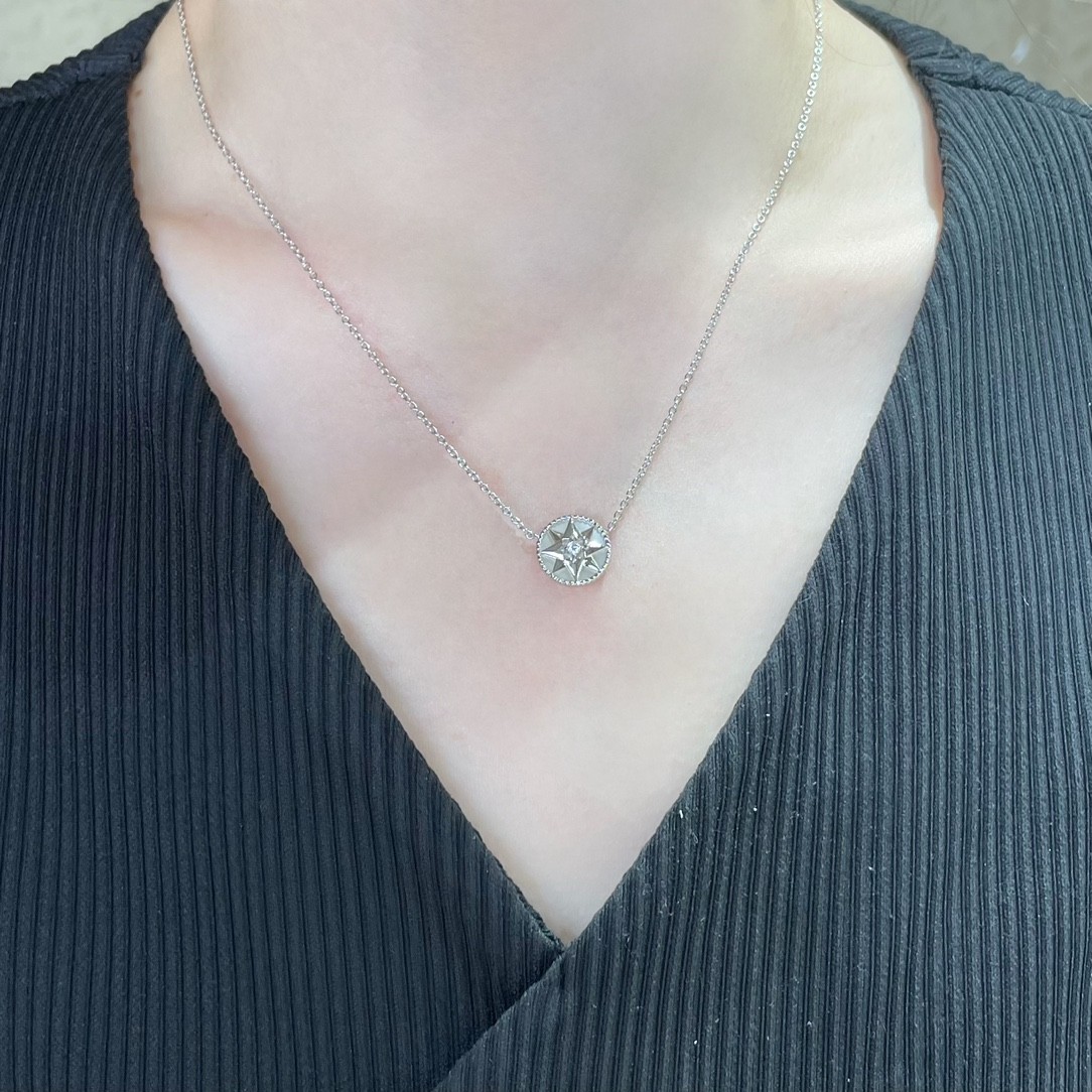 Dior 디올. 제품 가격은 협의 가능합니다. 구매를 원하시면 WhatsApp +44 7985 939995로 문의해 주세요.