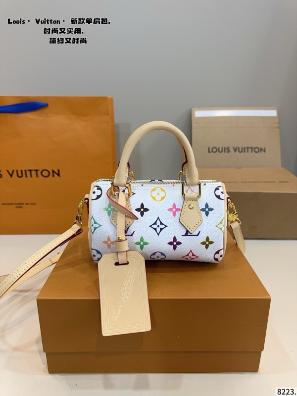 Louis Vuitton 루이비통. 제품 가격은 협의 가능합니다. 구매를 원하시면 WhatsApp +44 7985 939995로 문의해 주세요.