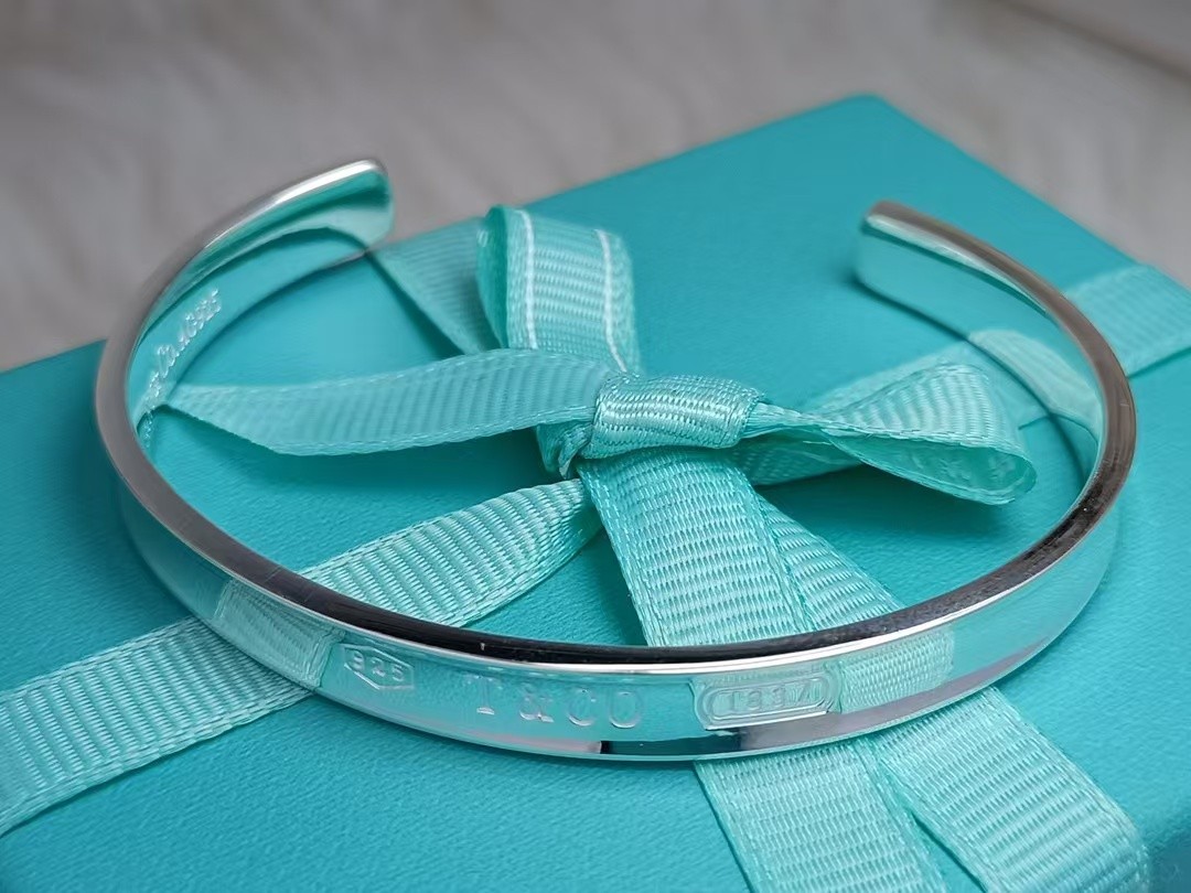 Tiffany & Co  티파니. 제품 가격은 협의 가능합니다. 구매를 원하시면 WhatsApp +44 7985 939995로 문의해 주세요.