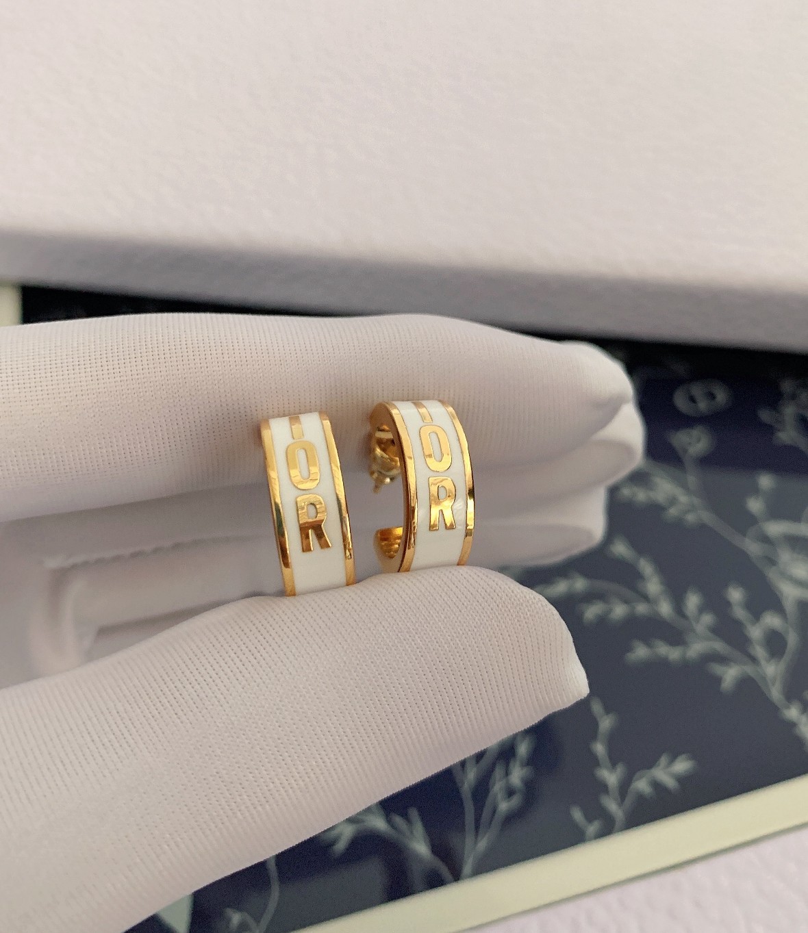 Dior 디올. 제품 가격은 협의 가능합니다. 구매를 원하시면 WhatsApp +44 7985 939995로 문의해 주세요.