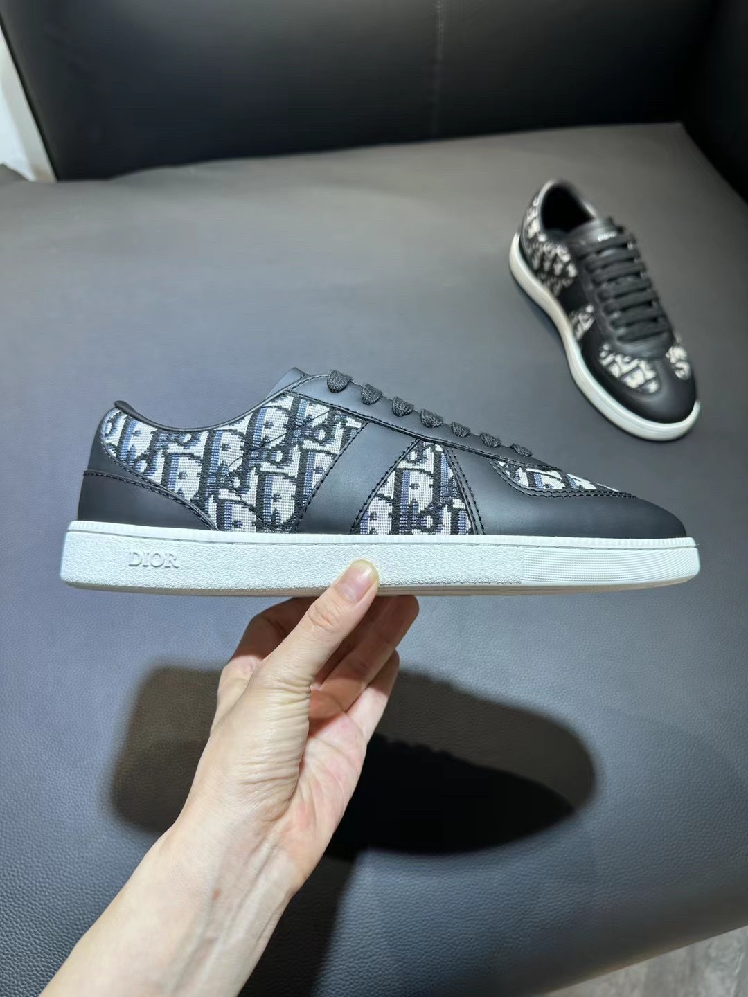 Dior 디올.제품 가격은 협의 가능합니다. 구매를 원하시면 WhatsApp +44 7985 939995로 문의해 주세요.