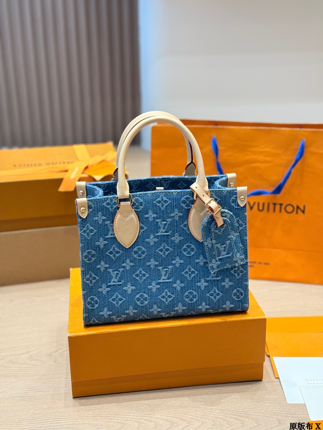 Louis Vuitton 루이비통. 제품 가격은 협의 가능합니다. 구매를 원하시면 WhatsApp +44 7985 939995로 문의해 주세요.