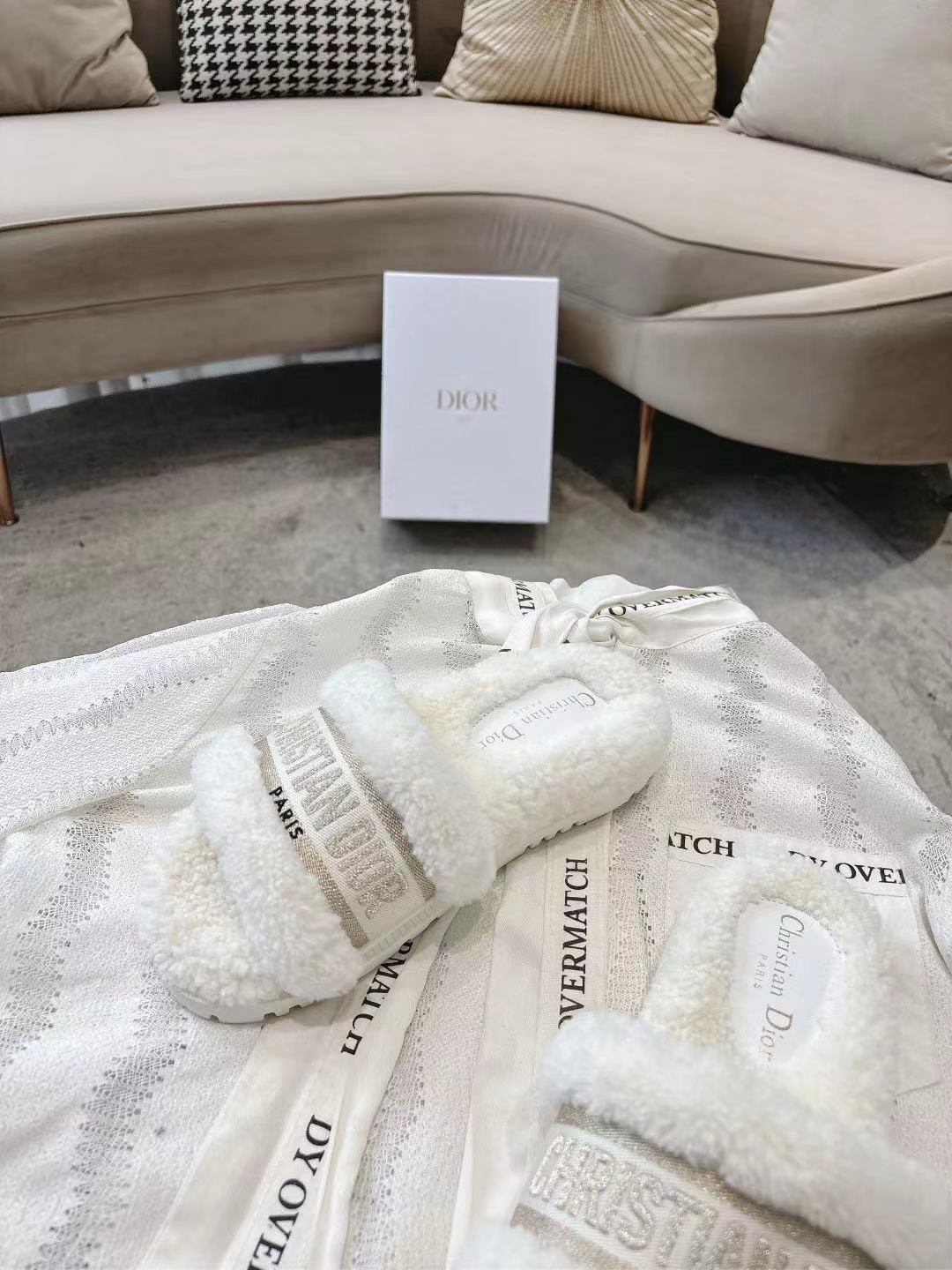 Dior 디올. 제품 가격은 협의 가능합니다. 구매를 원하시면 WhatsApp +44 7985 939995로 문의해 주세요.