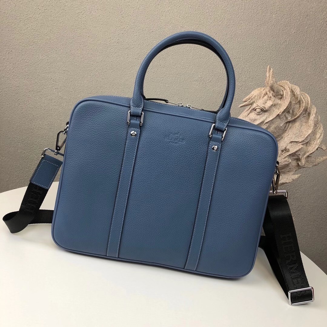 H 브랜드 최신 남성 서류가방​ ? 소재:​ 수입 원단 소재의 고급 소가죽 사용, 가죽 질감 부드럽고 촉감 탁월 마감:​ 고급 메탈 지퍼 헤드, 정교한 디테일의 장인 정신 구현 내부:​ 에르메스 전용 안감 원단 채용 스타일:​ 캐주얼하면서도 고급스러운 디자인, 실용성과 세련미를 모두 겸비 색상:​ 3가지 컬러 제공 ? 사이즈:​ 가로 38cm × 세로 29