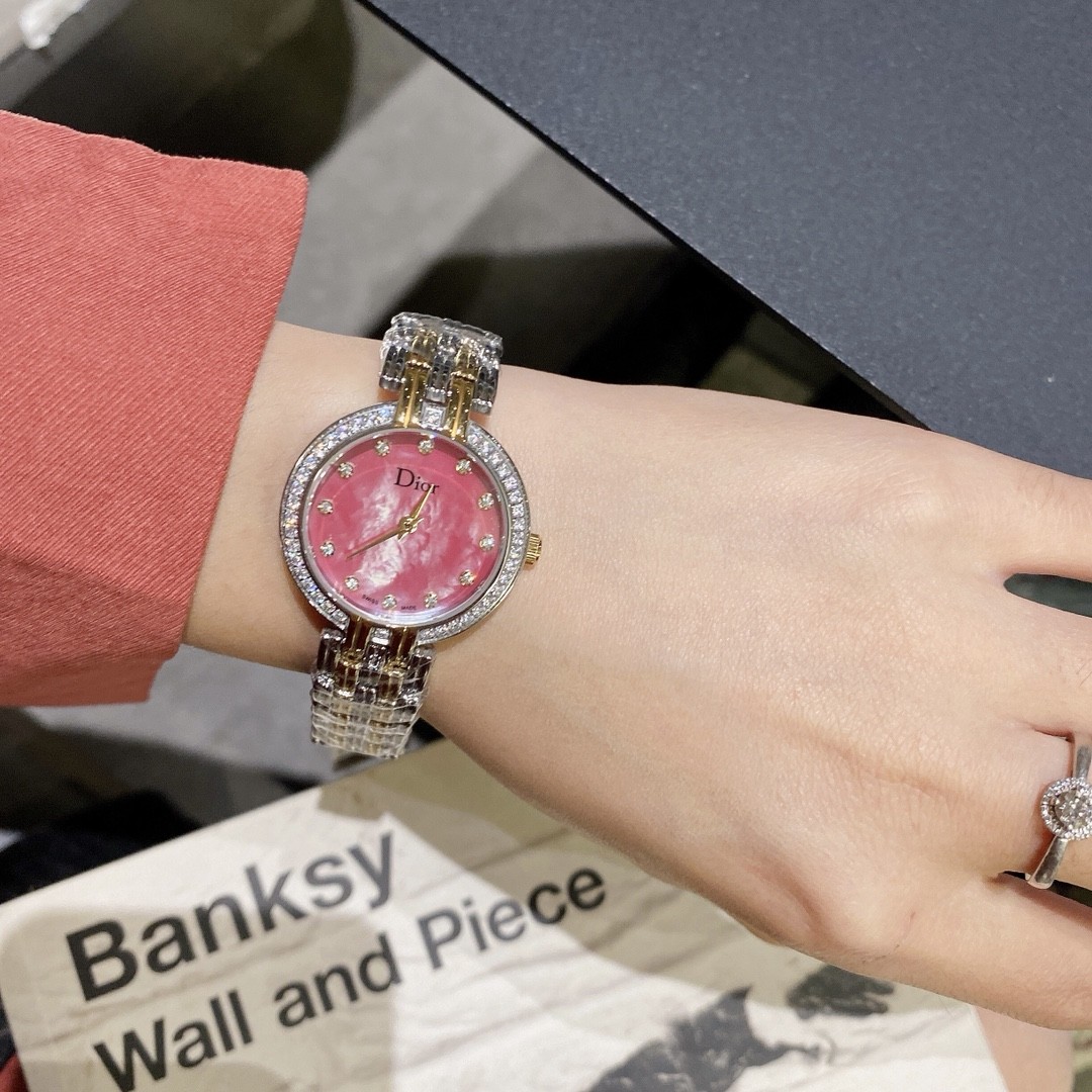 Dior 디올.제품 가격은 협의 가능합니다. 구매를 원하시면 WhatsApp +44 7985 939995로 문의해 주세요.