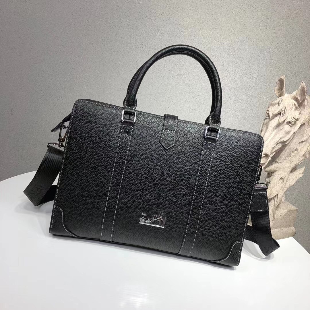 H 브랜드 최신 남성용 서류가방​ ✔ 소재: 수입 정품 송아지 가죽, 부드럽고 탁월한 촉감 ✔ 마감: 고급五金 지퍼 헤드 장착, 정교한 디테일의 장인적 완성도 ✔ 내부: 에르메스 전용 안감 원단 적용 ✔ 스타일: 캐주얼하면서도 고급스러운 디자인으로 실용성과 세련미를 모두 갖춤 ✔ 색상: 3가지 컬러 구성 ✔ 사이즈: 가로 39cm × 세로 28cm × 두께