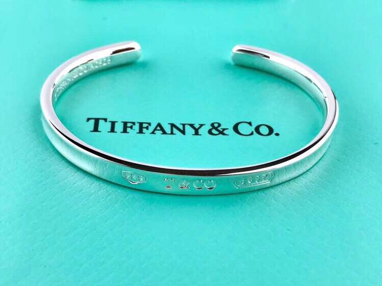 Tiffany & Co  티파니. 제품 가격은 협의 가능합니다. 구매를 원하시면 WhatsApp +44 7985 939995로 문의해 주세요.