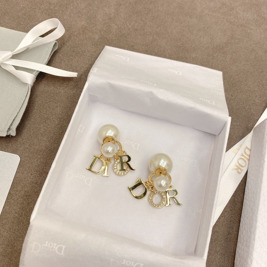 Dior 디올. 제품 가격은 협의 가능합니다. 구매를 원하시면 WhatsApp +44 7985 939995로 문의해 주세요.