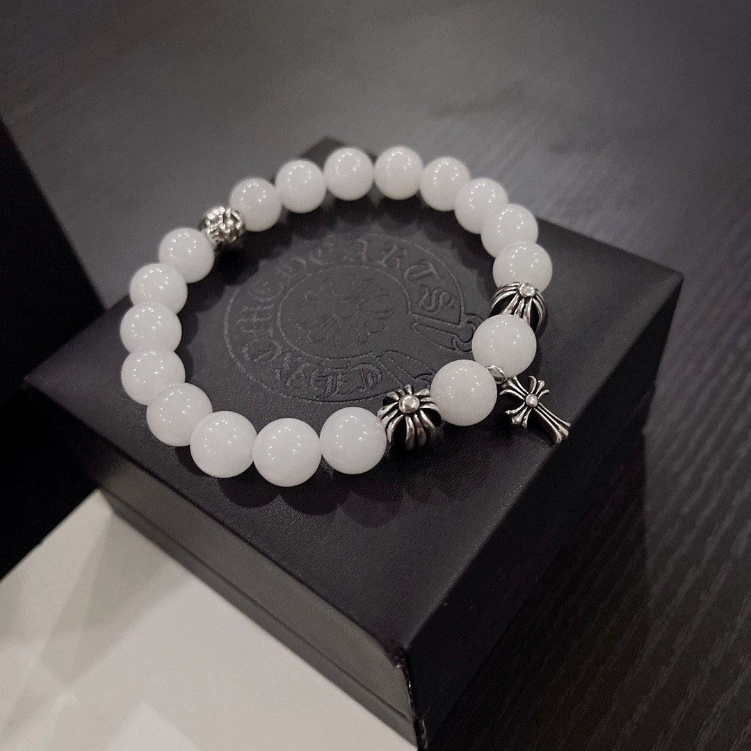 크롬 하츠와 매치해 은은한 매력을 뽐내는 이 브레이슬릿