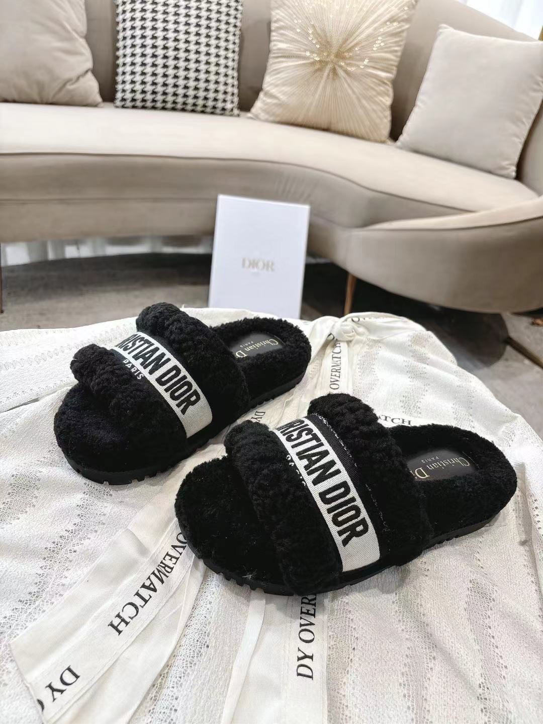 Dior 디올. 제품 가격은 협의 가능합니다. 구매를 원하시면 WhatsApp +44 7985 939995로 문의해 주세요.