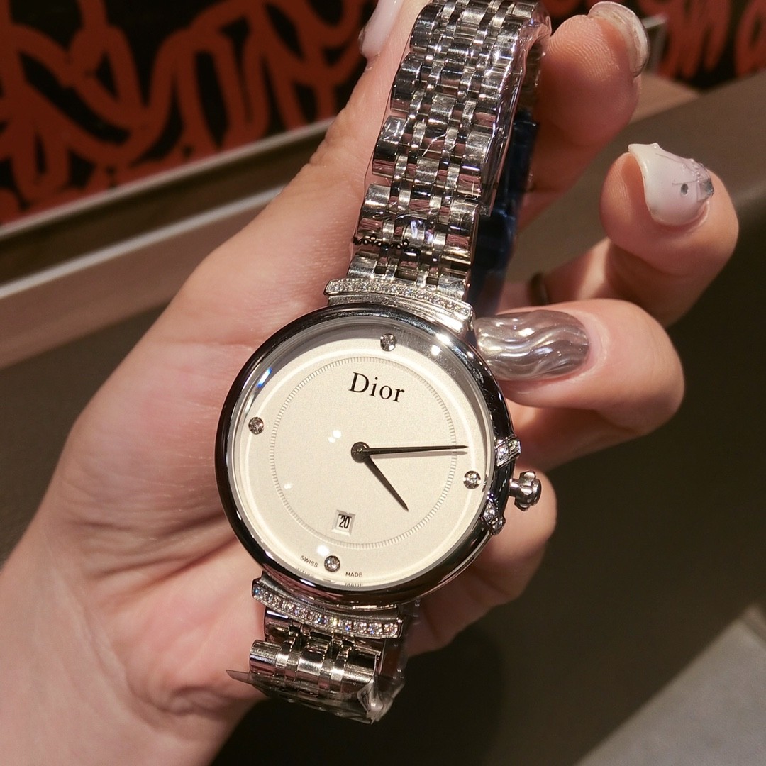 Dior 디올.제품 가격은 협의 가능합니다. 구매를 원하시면 WhatsApp +44 7985 939995로 문의해 주세요.