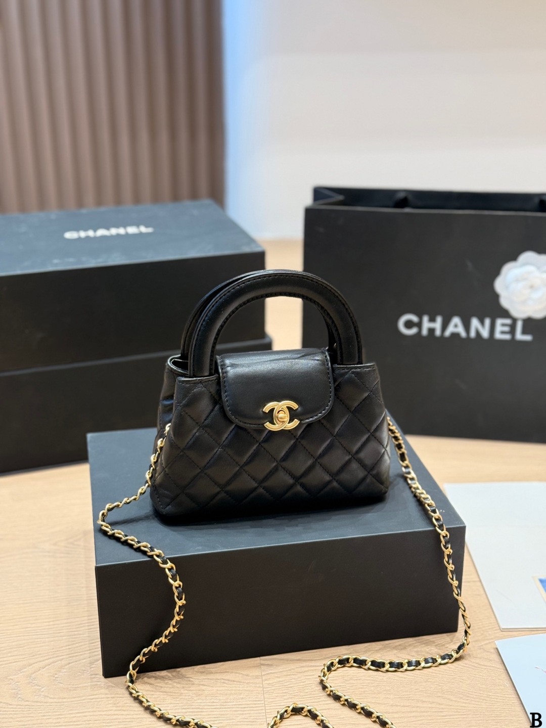 샤넬 Chanel 제품 가격은 협의 가능합니다. 구매를 원하시면 WhatsApp +44 7985 939995로 문의해 주세요.
