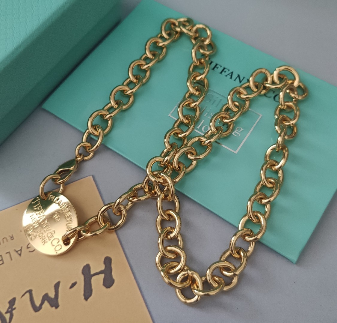 Tiffany & Co  티파니. 제품 가격은 협의 가능합니다. 구매를 원하시면 WhatsApp +44 7985 939995로 문의해 주세요.