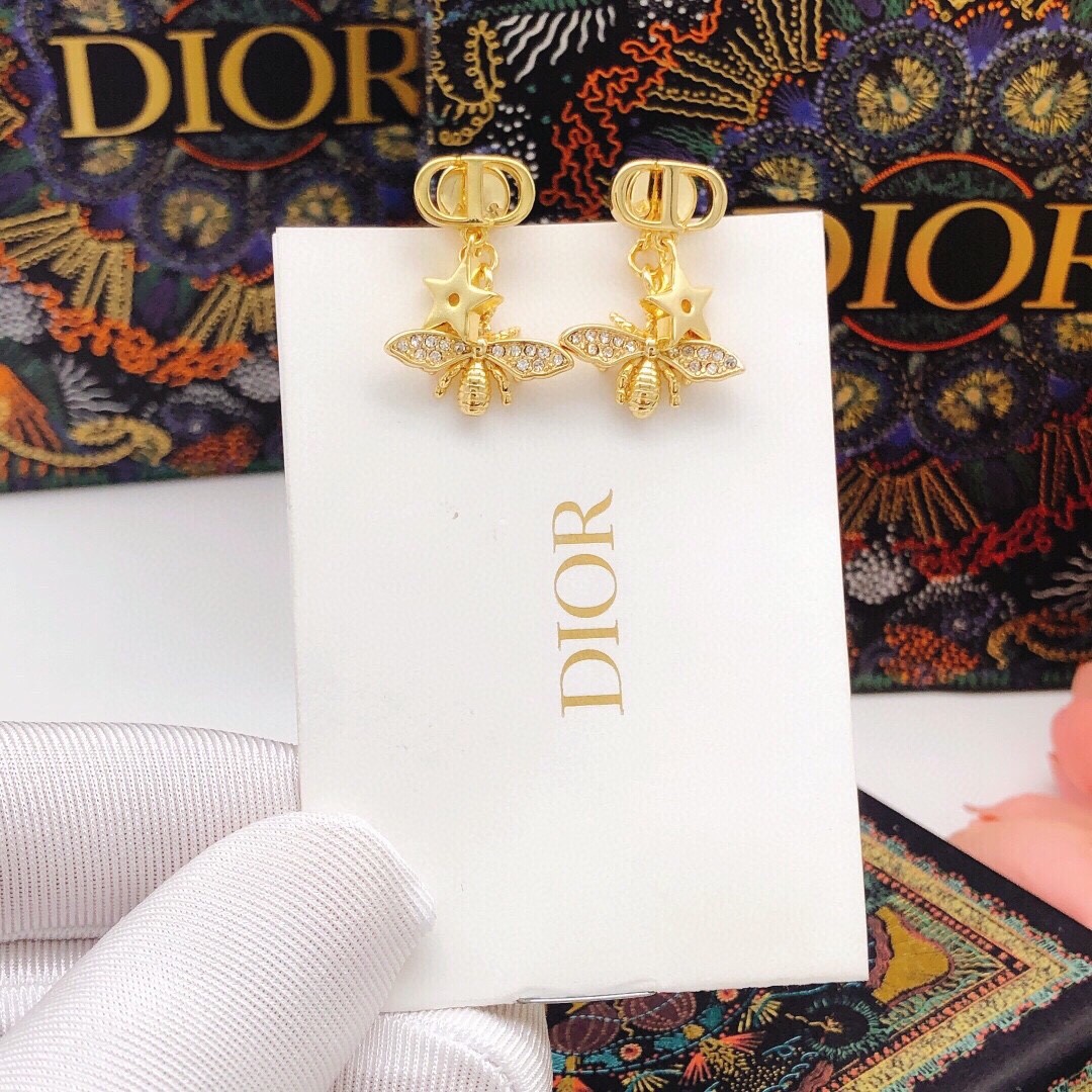 Dior 디올. 제품 가격은 협의 가능합니다. 구매를 원하시면 WhatsApp +44 7985 939995로 문의해 주세요.