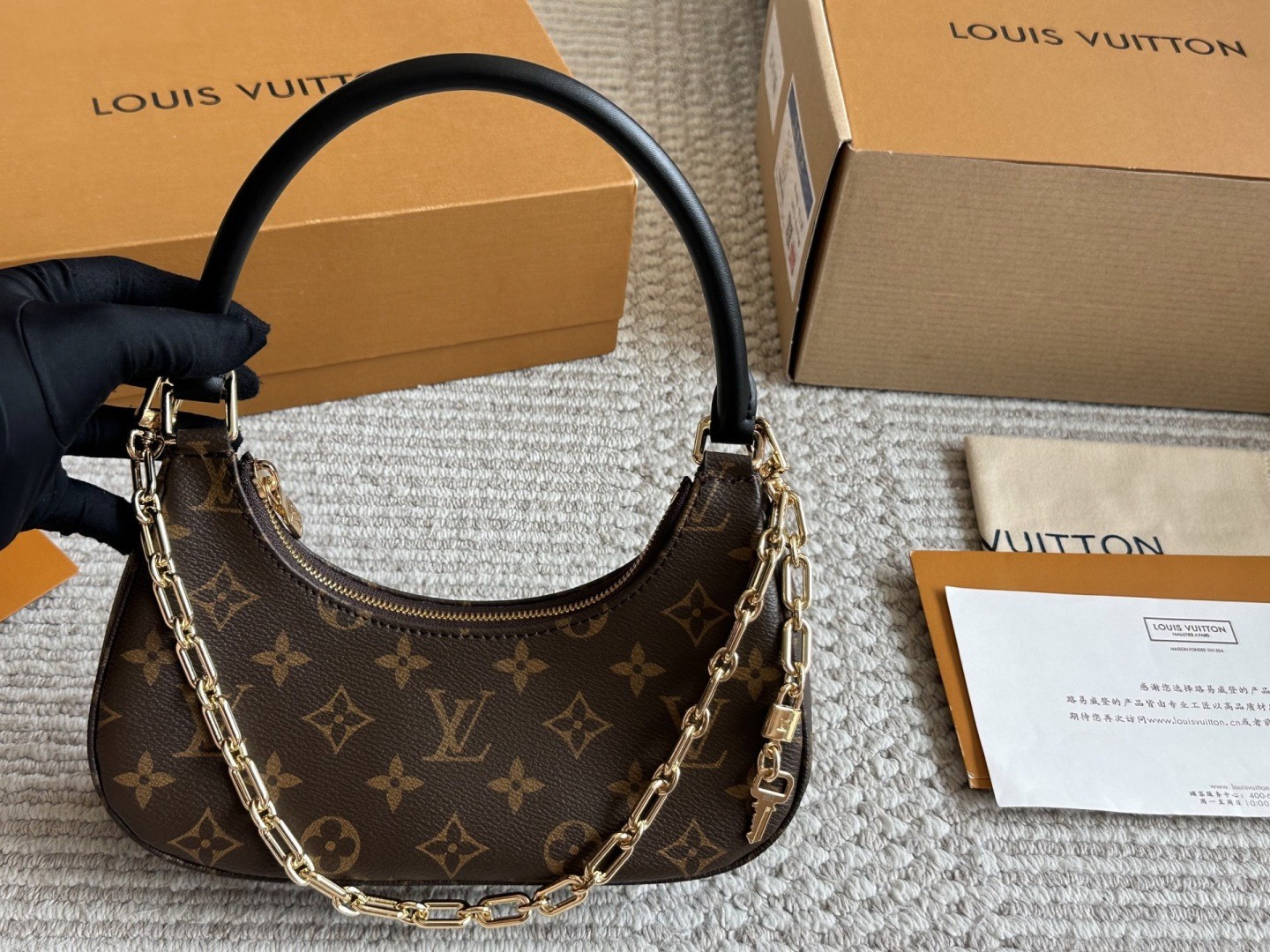 Louis Vuitton 루이비통. 제품 가격은 협의 가능합니다. 구매를 원하시면 WhatsApp +44 7985 939995로 문의해 주세요.
