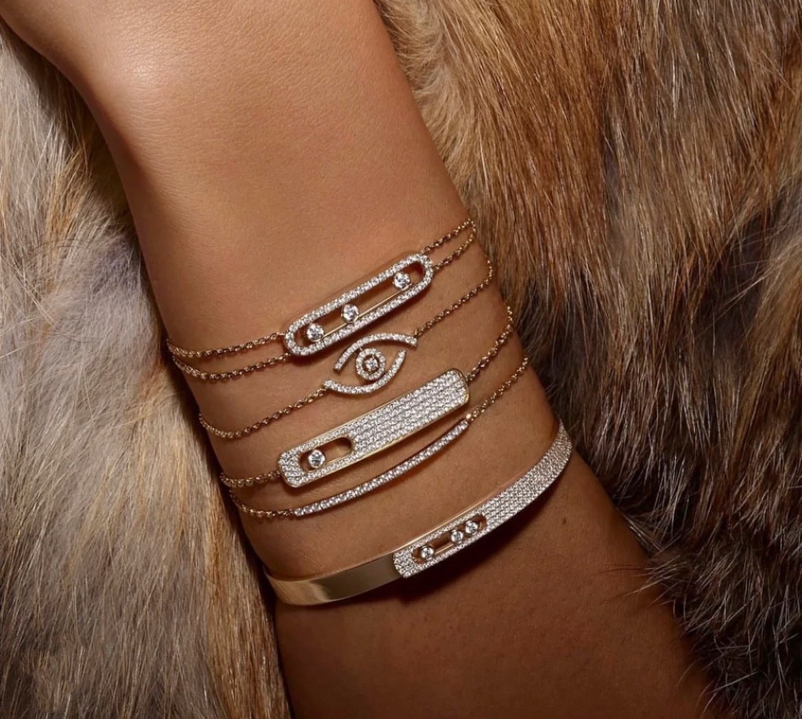 V 금 소재 - 메시카 롱바 만 다이아몬드 브레이슬릿 가장 클래식한 무브(Move) 시리즈로, 아름다운 의미를 담고 있습니다: "과거, 오늘, 그리고 미래까지 사랑은 항상 존재한다"​ 고급스러운 V 금과 화려한 풀 다이아몬드 세팅이 조화를 이루며, 찬란한 빛과 함께 영원한 사랑의 메시지를 전합니다.