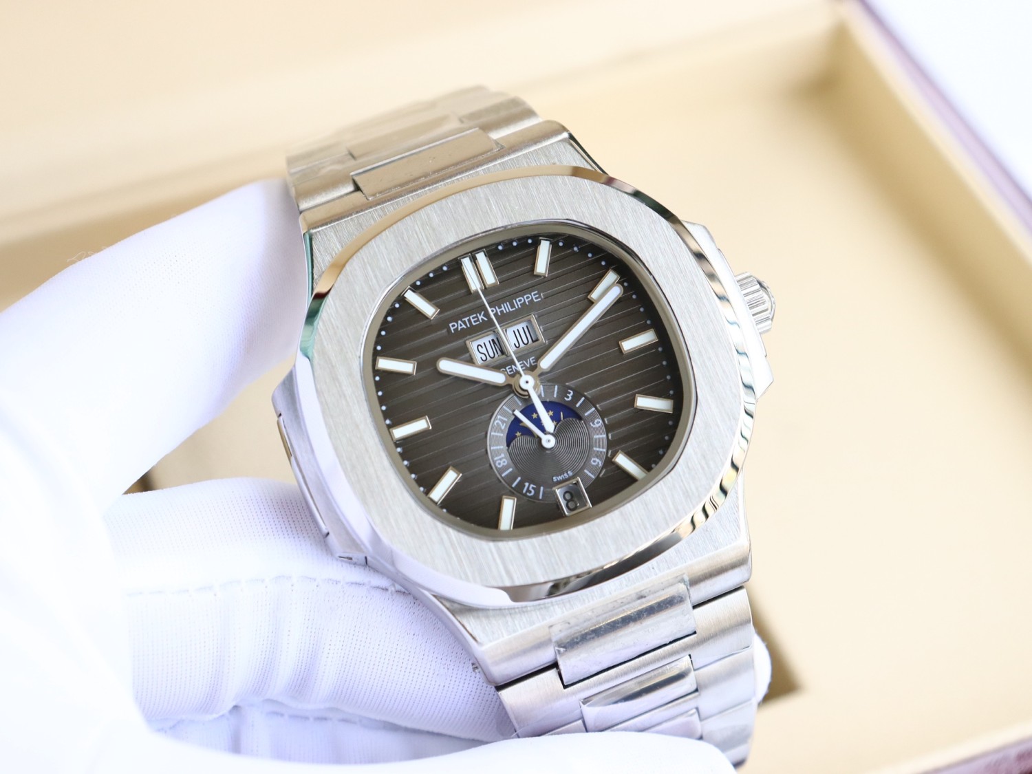 "강철 시계의 제왕, 영광을 재현하다" 올해의 신제품 - 강철 시계의 제왕, 파테크 필립 '노틸러스' 멀티펑션, 완전 신규 혜택으로 돌아왔습니다!