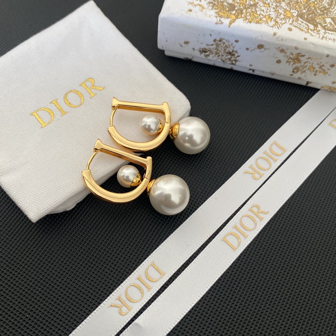 Dior 디올. 제품 가격은 협의 가능합니다. 구매를 원하시면 WhatsApp +44 7985 939995로 문의해 주세요.