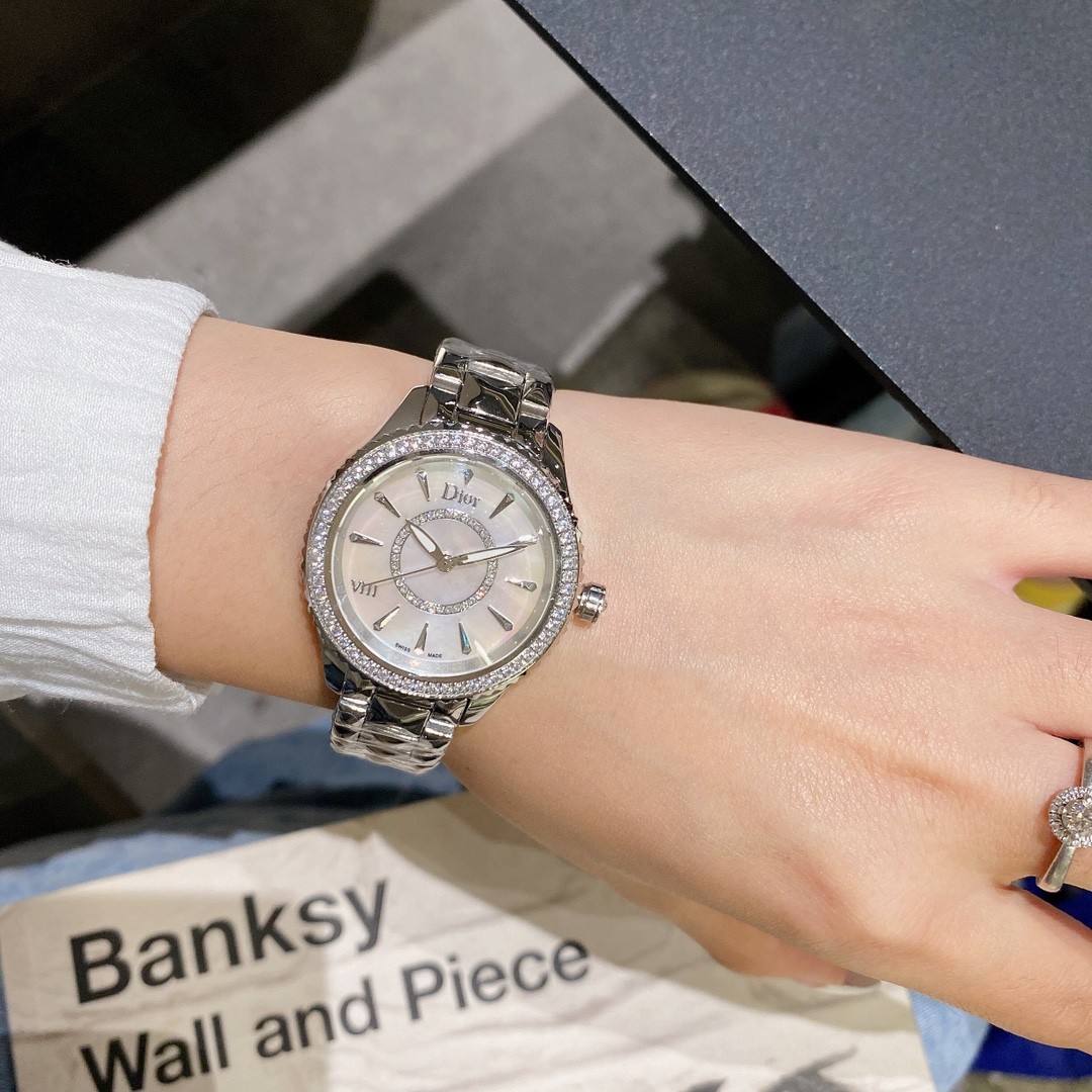 Dior 디올.제품 가격은 협의 가능합니다. 구매를 원하시면 WhatsApp +44 7985 939995로 문의해 주세요.