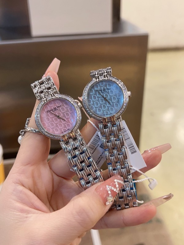 Dior 디올.제품 가격은 협의 가능합니다. 구매를 원하시면 WhatsApp +44 7985 939995로 문의해 주세요.